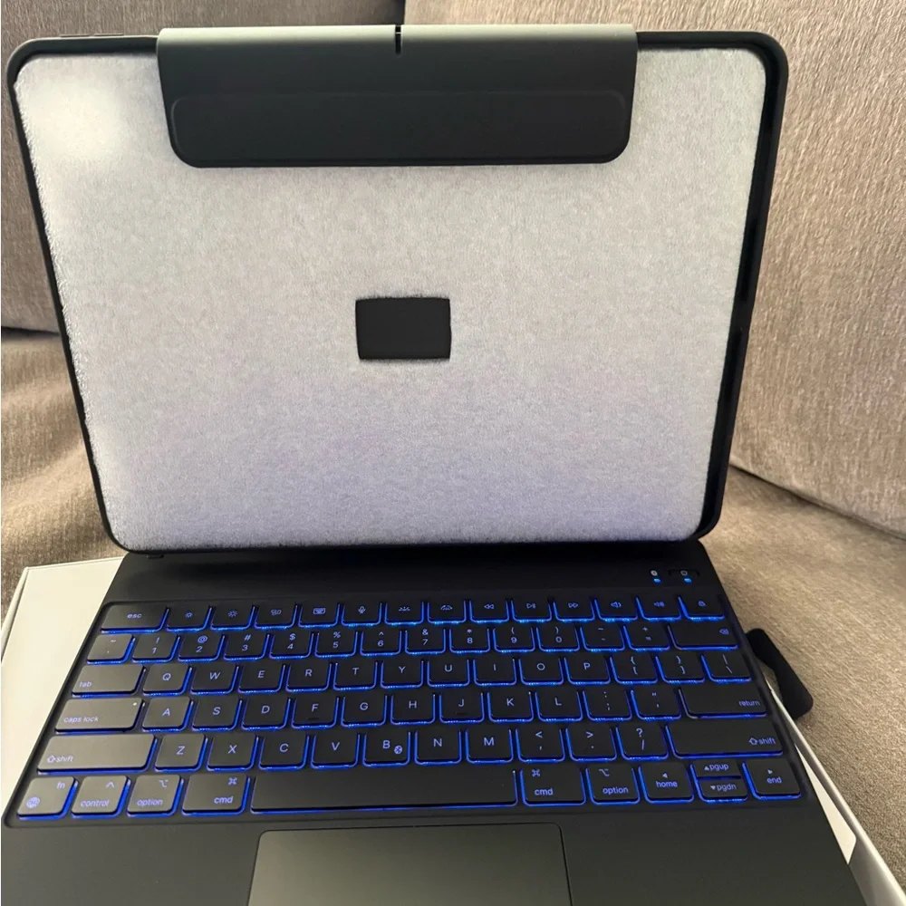 Brand New ESR Magnetic Keyboard Case 360 for iPad Pro 13” (2024)